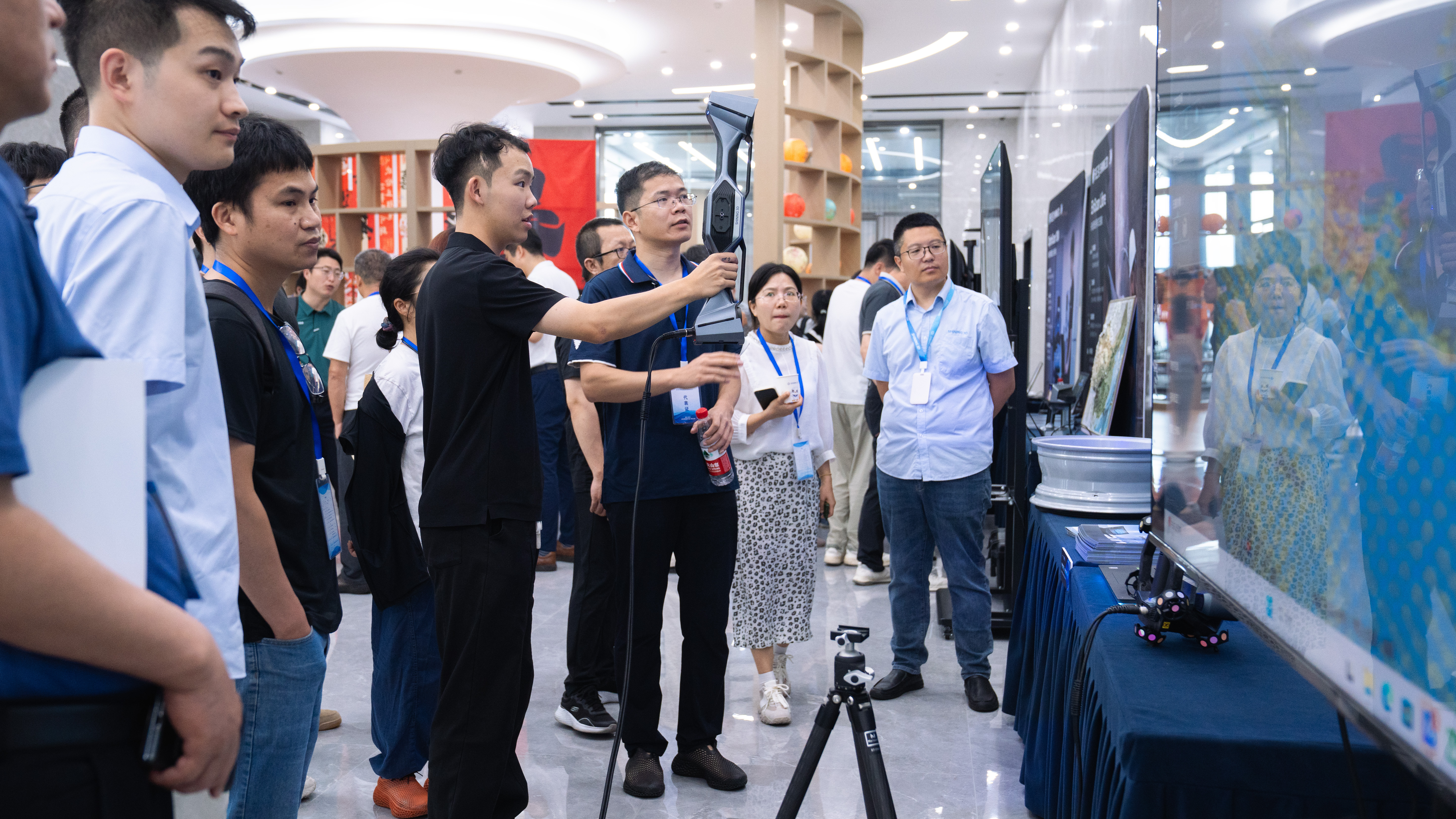 骨干教师代表团深入探访三维扫描领域国家级制造业单项冠军企业先临三维