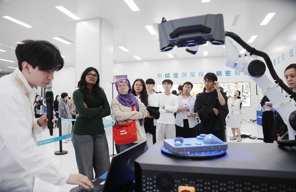 新加坡共和理工学院师生一行40人到访先临三维杭州总部开展实地研学活动