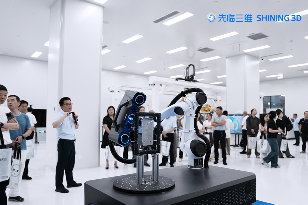 先临三维销售工程师王建陪同嘉宾一同参观先临三维企业展厅