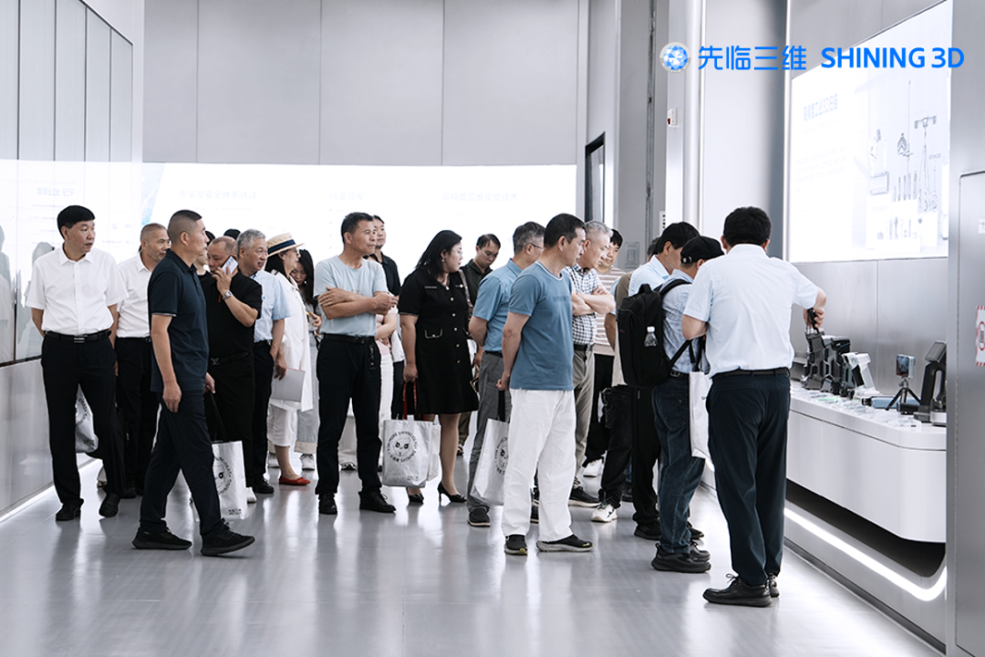 先临三维销售工程师王建陪同嘉宾一同参观先临三维企业展厅