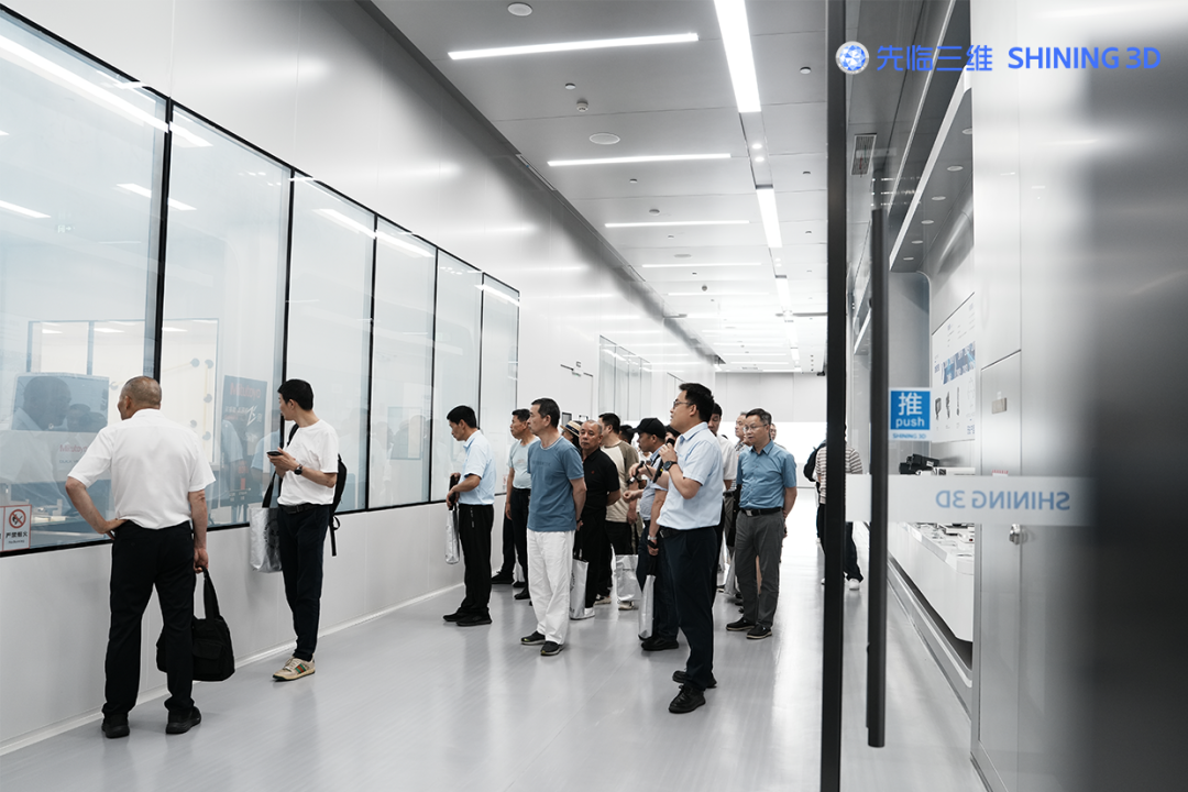 先临三维销售工程师王建陪同嘉宾一同参观先临三维企业展厅