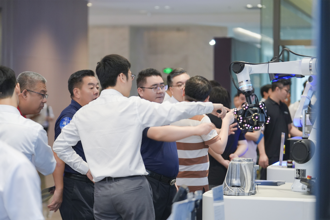 嘉宾近距离观摩系统运行