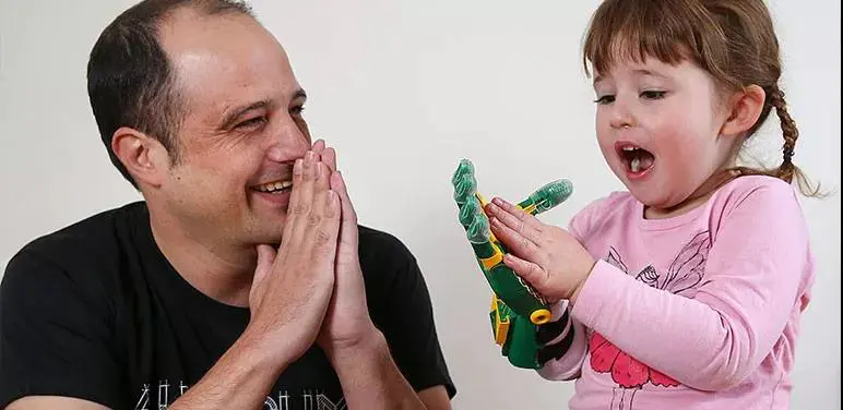 澳大利亚工程师用个性化3D打印义肢造福全球残疾儿童