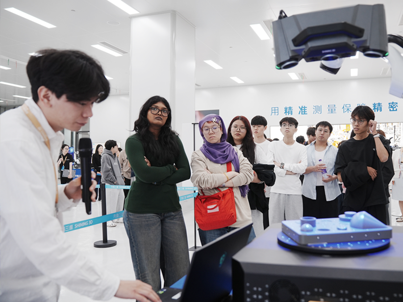 新加坡共和理工学院师生一行到访先临三维-先临三维扫描仪